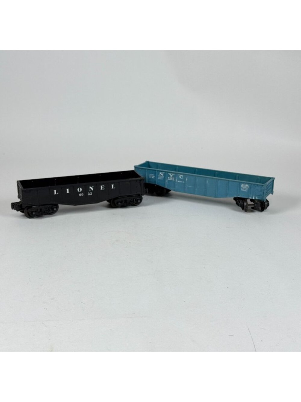 Vintage Lionel Train 2 Gondola Cars O Gauge Black 6032 & Blue NYC 6162